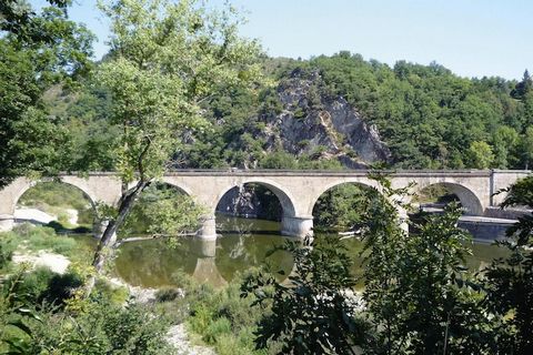 Vakantie op een stijlvol gerenoveerd landgoed. Gezellig vakantieappartement met panoramisch uitzicht en gebruik van het zwembad, op slechts 200 m van de rivierbedding van de Loire, op een natuur- en tuinperceel van 5.000 vierkante meter waarvan 1.000...