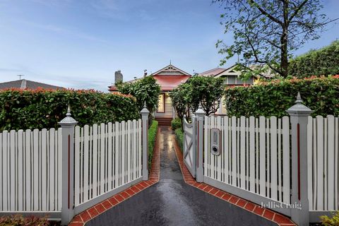 Exquisitely stylish and very welcoming with natural sunlight and hardwood jarrah timber polished floors throughout, this beautifully renovated federation inspired home is one not to miss. The floorplan is desirably single level and offers every conce...