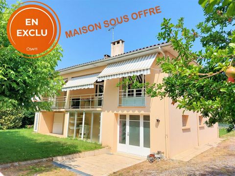 Maison 5 pièces, à 10 minutes de Villeneuve sur Lot avec belle architecture d'intérieur, comprenant 2 entrées, grand salon avec cheminée, 3 chambres avec placards, dont une au rez-de-chaussée, salle d'eau avec douche à l'italienne et WC, cuisine sépa...