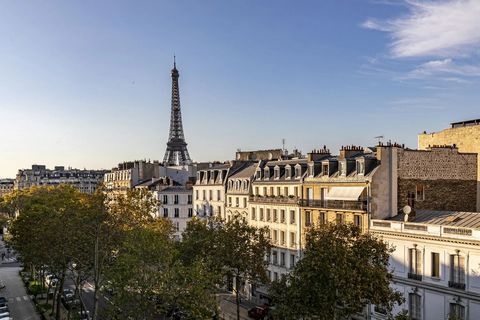 Situé au 5ème étage d'un bel immeuble ancien, cet appartement de 130 m² se compose d'une galerie d'entrée qui dessert, un salon avec bow-window, une salle à manger, trois chambres, une salle de bains, une salle d'eau et une cuisine. Un débarras et un...