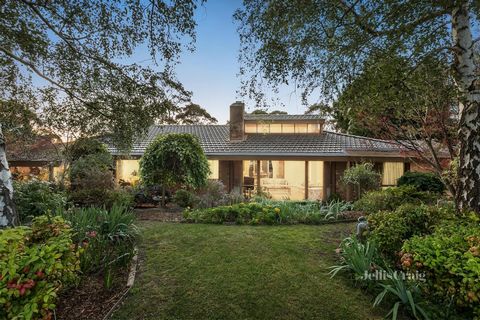 Genietend van uitzonderlijke rust te midden van prachtig aangelegde tuinen, in een vredige doodlopende straat op slechts 250 meter van het weelderige bushland van Blackburn Lake Sanctuary, belooft dit charismatische Englehart-huis een benijdenswaardi...