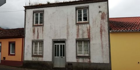 House inserted in land with 330m2 for reconstruction. Located in quiet area, served by good access.