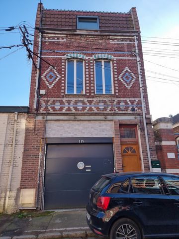 Découvrez cette spacieuse maison située à Loos, offrant un potentiel exceptionnel. Construite dans les années 1940, cette propriété de 262 m² au total allie charme d'antan et modernité. Au rez-de-chaussée, vous trouverez un vaste espace récent de 145...