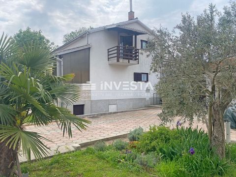 Location: Istarska županija, Pula, Šijana. Croazia, Istria, Pola, Šijana, 2 unità abitative su un ampio terreno di 1150 m² Sono in vendita due proprietà residenziali - una casa principale e un edificio ausiliario, situate a Šijana, Pola. Sono costrui...