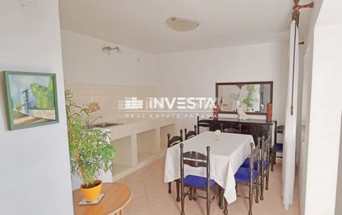 Location: Istarska županija, Rovinj, Rovinj. Appartamento in vendita a Rovigno, situato in una posizione eccellente, a solo 10 minuti a piedi dal centro storico e a 400 metri dal mare. L'appartamento si trova al quarto piano di un edificio residenzia...