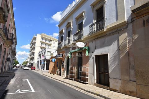 Unabhängige Lösung im Corso Armando Diaz - Galatina Im Herzen von Galatina, am Corso Armando Diaz, bieten wir eine charakteristische unabhängige Lösung im Erdgeschoss von ca. 40 m2 zum Verkauf an. Das Anwesen besteht aus zwei Räumen mit Sterngewölben...