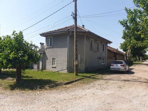 Huis met twee verdiepingen en een tuin in het dorp Balvan, 17 km ten westen van de stad Veliko Tarnovo.Het huis is 100 m². van de woonkamer en op de eerste verdieping zijn er: inkomhal, woonkamer, kitchenette, twee slaapkamers, badkamer met toilet en...