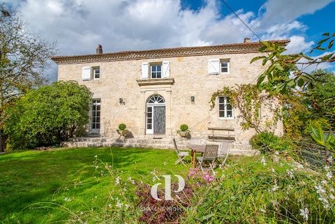 Cette charmante maison de caractère, située sur près de 2 hectares de paysage pittoresque, offre une échappée sereine au milieu de la nature. La propriété dispose d'un gîte séparé, idéal pour les invités ou les possibilités de location, et d'un burea...