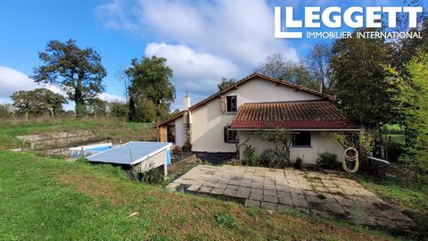 A33176ZAG16 - Charmante maison indépendante avec 3 chambres et 2 salles de bain pleines de caractère, située dans un hameau paisible près de Chabanais. Cette propriété joliment rénovée dispose d’un terrain spacieux, idéal pour des jardins ou des acti...