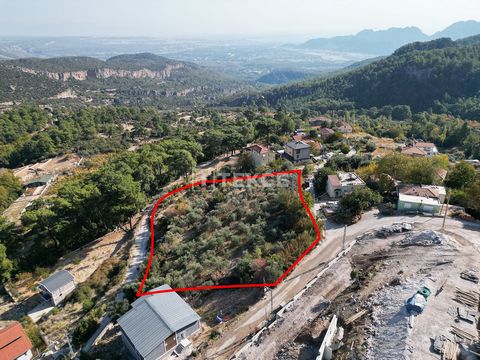 Boerderij met gunstige ligging in Antalya Konyaaltı De boerderij ligt in het district Konyaaltı, Antalya, in het dorp Çağlarca. Het dorp Çağlarca trekt veel bezoekers met zijn restaurants, bungalowhotels en de oude stad Trabenna. De regio is vooral p...