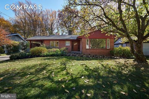 Welcome to this delightful mid-century residence backing to parkland in the Town of Somerset. There are light-filled rooms, gleaming hardwood floors, comfortable living areas, and tasteful architectural details. The main level offers a welcoming foye...