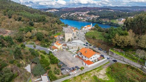 Moradia Exclusiva com Vistas Deslumbrantes para o Rio Douro Apresentamos uma oportunidade única de adquirir esta magnífica moradia de 4 andares, localizada a apenas 200 metros das margens serenas do Rio Douro , combinando o melhor da tranquilidade e ...