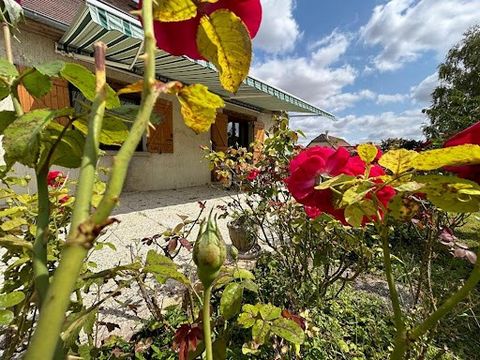 Au coeur du village. Venez visiter cette charmante maison offrant : une entrée, un séjour ouvrant sur une terrasse d'environ 50 m², une cuisine équipée aménagée, deux chambres de plain-pied offrant un confort, une salle de douche, et un accès à un so...