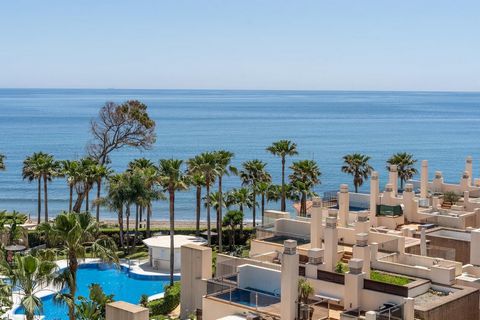 Dieses atemberaubende Penthouse bietet eine einmalige Gelegenheit, das Leben an der Costa del Sol in vollen Zügen zu genießen. Mit zwei geräumigen Schlafzimmern, zwei eleganten Badezimmern und einem zusätzlichen Gäste-WC vereint diese Immobilie Luxus...