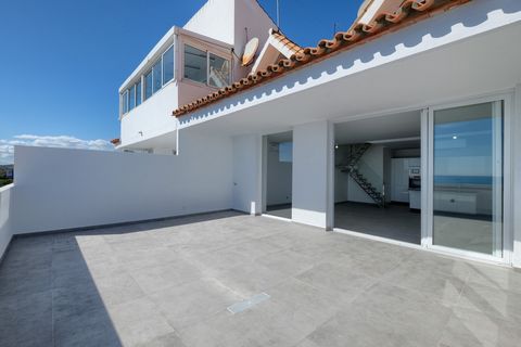 Penthouse, Estepona, Costa del Sol. 3 Slaapkamers, 2 Badkamers, Bouwoppervlakte 139 m², Terras 52 m². Ligging : Eerstelijns strand, Stad, Dichtbij golfbaan, Dichtbij haven, Dichtbij winkels, Dichtbij zee, Front Line Beach Complex. Zonorientatie : Zui...