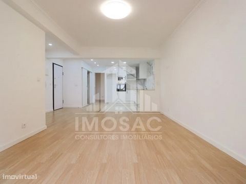 Apartamento T2 totalmente renovado com arrecadação situado numa cave ao nível do 1ºandar. Localizado na Tapada das Mercês, este Imóvel foi completamente renovado com excelentes áreas. Apartamento composto por: - Cozinha e Sala em open-space com 36m2 ...