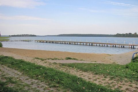 Przytulny domek letniskowy z kominkiem, rzut beretem od jeziora Dąbrowa. Łódką wiosłową (za opłatą) możesz odkrywać swoje wakacje z wody, a Petri Jünger zabiera ze sobą wędkę. Jezioro Dąbrowa jest nie tylko bogate w ryby, ale ma nawet małą piaszczyst...