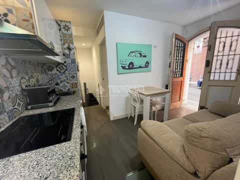 Local de 50 m² en dos niveles (20 a nivel de calle y 30 de sótano) ambientado como vivienda. Consta de un salón con cocina integrada y baño. En el sótano nos encontramos con un espacio en desnivel donde actualmente hay una habitación y un escritorio....