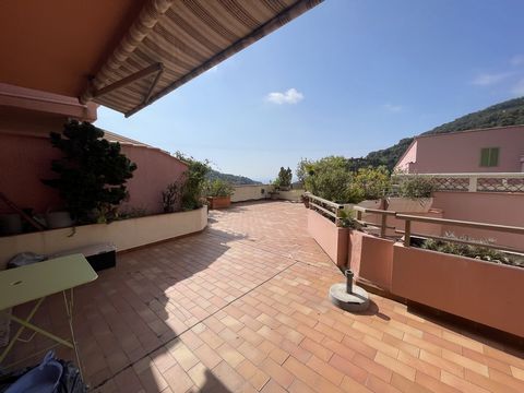 Très beau duplex de 66m2 avec une terrasse de 80m2 au calme à 5minutes du centre ville avec un bel aperçu mer. Ce bien se situe dans une résidence sécurisée avec piscine et tennis. Le bien est vendu avec un double garage.   A visiter sans tarder Feat...