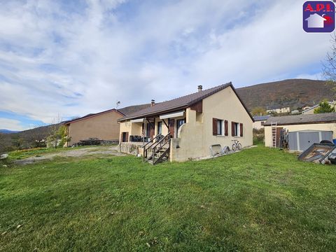 EEN VERHAAL MET UITZICHT Gelegen in een zonnig dorp, op een perceel van circa 1290 m², is deze vrijstaande gelijkvloerse woning wellicht degene die u zoekt! Bestaat uit een woonkamer, een keuken, drie slaapkamers, een badkamer voor een woonoppervlakt...