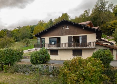 Nouveau et en exclusivité sur la Rive Ouest! Vue Lac et montagnes imprenable , villa savoyarde nichée sur le plus beau coteau de la rive à Saint Jorioz, édifiée sur 1200m2 de terrain, et développant + de 200m2 de surface construite sur 3 niveaux (150...