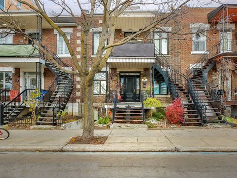 Vivez le meilleur de la vie urbaine dans Villeray, un quartier où tout se fait à pied ou à vélo ! Ce condo familial spacieux de plus de 1800 pi² comprend 3 chambres, 3 salles de bain et un espace loft au sous-sol avec entrée indépendante, parfait pou...