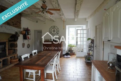 This stunningly restored farmhouse, dating back to 1726, offers approximately 158 sqm of living space. The main floor features the master bedroom, a spacious kitchen, pantry, and living room all on one level. The landing above the living room leads t...