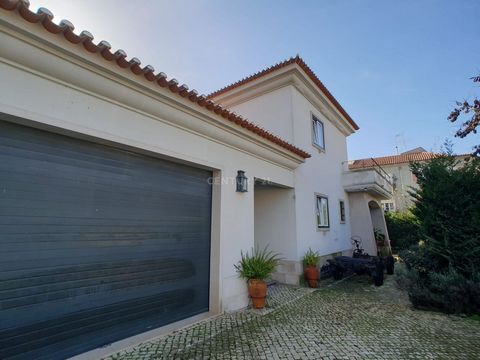 Charme e Requinte é o que vai encontrar nesta moradia isolada, no centro da cidade dos Templários - TOMAR. Localizada numa zona muito tranquila no centro da cidade de Tomar, foi galardoada com o prémio de Arquitetura no ano de 1950, pela Câmara Munic...