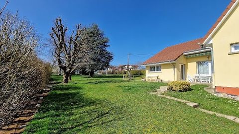 Maison à Vendre à Delle. Maison de caractère de 177 m², située dans un secteur prisé en bout d'impasse au calme, sur un magnifique terrain de 17 ares clos et arborés. Elle comprend - Spacieuse entrée avec placard, cuisine entièrement équipée avec acc...