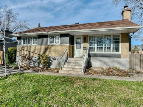 Découvrez cette charmante maison plain-pied idéal pour accueillir votre famille et profiter de la vie à son meilleur.Située dans un quartier paisible, elle offre une cour arrière de rêve avec une piscine creusée et un spa pour des moments mémorables....