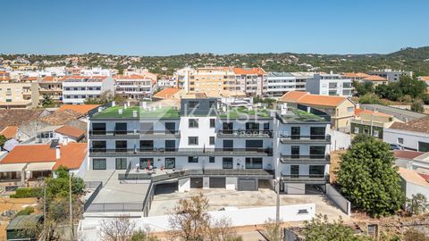 Dit duplex appartement ligt op de begane grond in een nieuw gebouwd wooncomplex in São Brás de Alportel en beschikt over een eigen garage, een groot terras, een dakterras met een prachtig uitzicht en ligt dicht bij alle voorzieningen, zoals supermark...