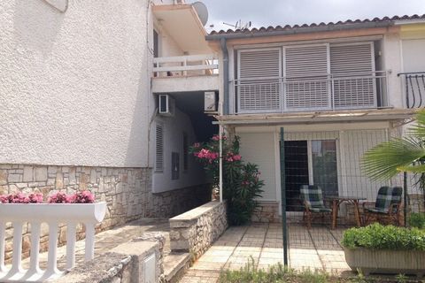 Le appartement à Porec possède 1 chambre(s) et Capacité pour 3 personnes. Logement de 30 m² joli et extérieur. La location se trouve à 800 m du super-marché, 900 m de la plage de sable, 900 m de la plage de roche, 3 km de la ville 