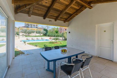 L'appartamento Premium Muha III è un appartamento moderno, arredato in modo sofisticato con piscina e giardino in comune a Parenzo, zona Kukci. Si trova al piano terra dell'incantevole Vllla Lavanda con piscina. Si compone di una camera da letto con ...