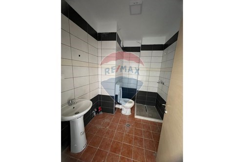 Studio for sale in Shkembi e Kavaje secondary street with sea view The studio has a net surface of 37.2 m2 It is located on the 8th floor with an elevator The palace is new and well managed For more information contact me No. of Bedrooms 1 No. of Ban...