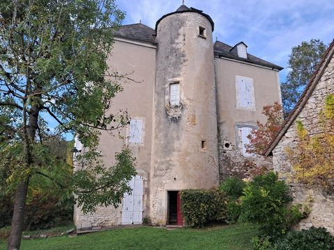 Dominant le village, ce château / manoir du 13ème siècle, articulé à partir de sa tour principale abritant un magnifique escalier en pierres de 49 marches desservant tous les niveaux, se dévoile pièce après pièce : des salles avec parfois des dalles ...