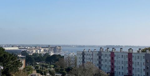 Situé à Lorient (56100), cet appartement bénéficie d'un emplacement privilégié offrant une vue magnifique sur l'étang du Ter et la rade de Lorient. La ville dynamique de Lorient est réputée pour ses festivals, ses plages et son port de plaisance anim...