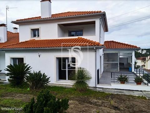 Descubra uma encantadora propriedade localizada na histórica cidade de Leiria, a apenas 9 minutos a pé do Jardim de Infância de Pernelhas. Esta elegante moradia renovada oferece 4 quartos e 3 casas de banho, num total de 192,47 metros quadrados de ár...