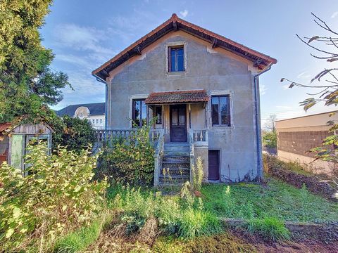 A saisir ! Située à Bellerive-sur-Allier (03700), venez découvrir cette maison de 80 m² pleine de charme à fort potentiel ! Actuellement le rez-de-chaussée vous propose un séjour ouvert sur terrasse, une cuisine, deux chambres, une salle d'eau et toi...