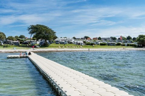 FirstCamp Bøjden Strand - Fünen Mit First Camp Bøjden Strand haben Sie das Meer als Nachbarn. Drei Seiten des Campingplatzes grenzen an einen fantastischen und kinderfreundlichen Strand. Sie haben nicht nur die Möglichkeit, in die blauen Wellen zu sp...