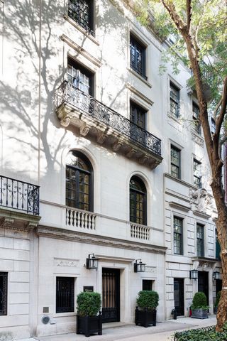 MANOIR EN CALCAIRE ENTIÈREMENT RÉNOVÉ au large de la 5ÈME AVENUE L’une des maisons de ville les plus remarquables du marché entre la Cinquième et la Madison Avenue dans les années 70 à l’Upper East Side de Manhattan, ce magnifique manoir en calcaire ...