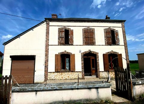 Nadège Fontaine vous propose cette grande maison ancienne à seulement 10 mn à pied des commerces et services du village. Erigée sur un terrain de 1288 m2 elle est en bon état et offre la possibilité d'une 4ème chambre grâce à un grenier aménageable d...