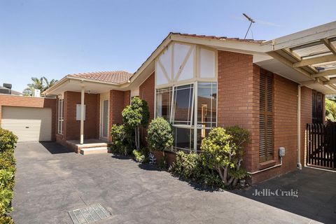 Nestled at the end of its own driveway, this light filled three bedroom two bathroom single level villa is fuss free living in the prized McKinnon Secondary College zone. Easy care with hard floors throughout, this secluded retreat features a welcomi...