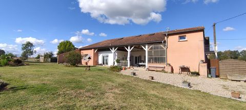 Entre Casteljaloux et Tonneins, à 1heure de Bordeaux, cette ancienne ferme a été rénovée. Elle se compose d'une maison principale et de 2 séchoirs à tabac implantés sur un terrain de 4500m² sans voisin et au calme. Possibilité d'acquérir jusqu'à 8ha ...