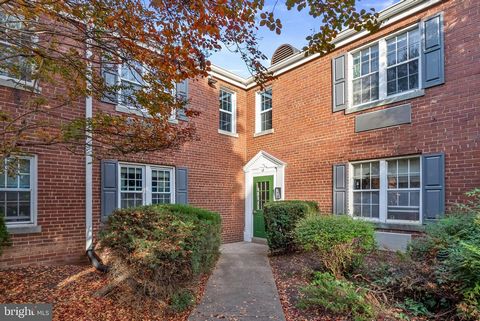 Say goodbye to landlord/roommate hassles and make yourself at home in this beautiful newly renovated top-floor condo in the popular Del Ray neighborhood just 0.6 mile to the new Potomac Yard metro and an easy stroll to delightful local dining and sho...