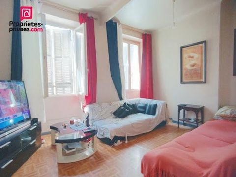 A Vendre Appartement T2 - Marseille 13002 Idéal Investisseur ! Nous vous proposons un charmant appartement de type 2 dans le 2 ème arrondissement de Marseille. Situé au 2 ème étage d'un immeuble marseillais, il offre de nombreuses possibilités d'amél...