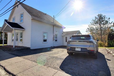 Située dans un quartier calme cette maison de 3 chambres à l'étage offre un cadre de vie paisible et agréable, idéal pour une famille. Un grand terrain paysager offrant une vue sur le Saguenay. De plus, elle est située à proximité de l'école primaire...