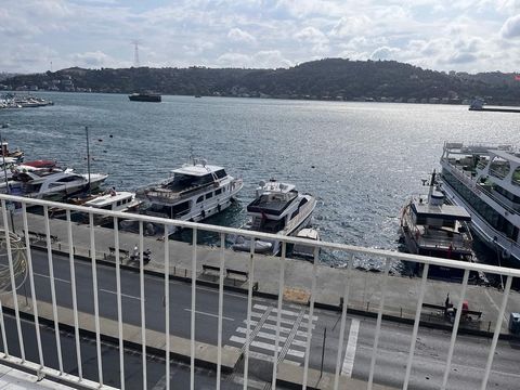 L’incroyable appartement avec vue sur le Bosphore est situé dans le quartier le plus précieux d’Istanbul, Arnavutkoy L’appartement dispose d’une cuisine ouverte L’espace ouvert dispose du lavabo, du four, de l’îlot pour cuisiner et l’utiliser comme t...