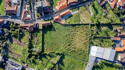 Se procura um investimento promissor num local privilegiado, esta é a sua oportunidade! Apresentamos uma casa em ruína situada num terreno urbanizável de 3.742 m2, oferecendo infinitas possibilidades para construção e desenvolvimento.    Localização ...