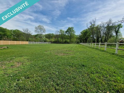 Situé à Saint-Selve, ce terrain de plus de 3000 m² viabilisé et libre de constructeur, plat et enherbé, offre un cadre idéal pour les amoureux de la nature souhaitant s'installer dans un environnement paisible et verdoyant. La commune bénéficie d'un ...