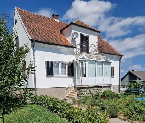 Datant des années 1950, cette maison bénéficie d’un emplacement panoramique au calme. La maison a environ 157m², qui s’étend sur 2 étages. Le rez-de-chaussée est divisé comme suit : + Cuisine + Alimentation + Vestibule + Salle de stockage + Salle de ...